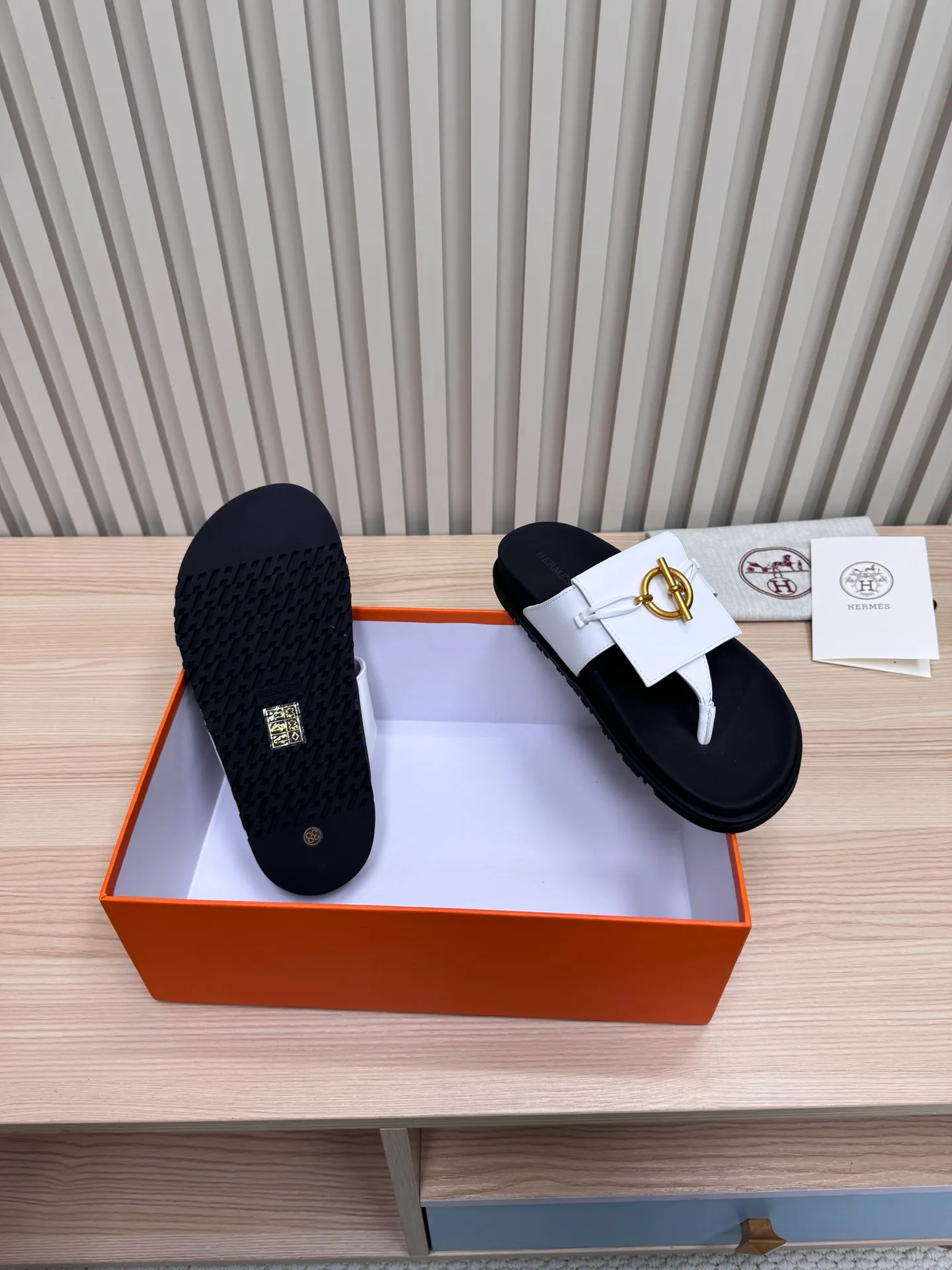 👟👟Ex-factory price 502👟👟Hermes🐎The extremely popular couple’s slippers/the latest hardware buckle sandals and slippers, paired with various colorful socks, so trendy!  ———————— Upper: imported cowhide/sheep leather/cloth/palmprint leather lining: imported cowhide/sheepskin outsole: Tpu non-slip and wear-resistant outsole Female size: 35-42 (40.41.42 non-returnable and non-exchangeable) Male code: 39-45 (45 non-returnable and non-exchangeable)